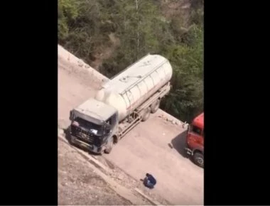 Κίνα: Βυτιοφόρο βρίσκεται στο χείλος του γκρεμού αλλά ο οδηγός καταφέρνει να το αναστρέψει (βίντεο)